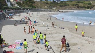 Un momento de la preparaci&oacute;n de los castillos y barcanas, en la playa de Malpica