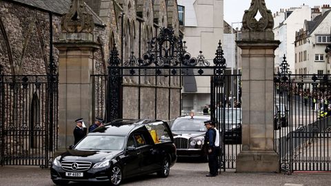 El coche con el fretro entra en el palacio de Holyroodhouse