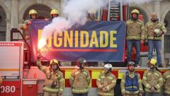 Bomberos de Ferrol, concentrados ayer ante el Concello con el cami�n escalera.