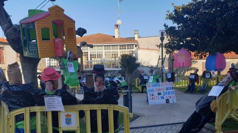 Las comadres de la plaza del Concello de Sober, dispuestas a disfrutar de las caba�as tur�sticas