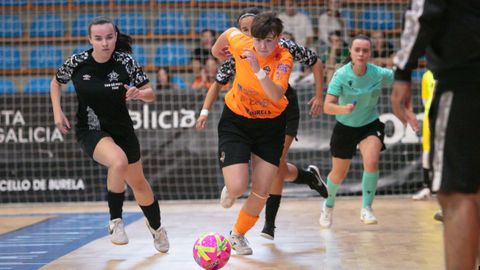 Irene avanza con la pelota en el partido de pretemporada contra el 5 Corua en el Vista Alegre.