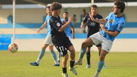 El viveirense Uriarte y el lucense Borja pugnan por un baln en el centro del campo