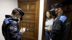 Agentes de la Polic�a Local de Santiago multan a la responsable de un piso en el que se estaba celebrando una fiesta y hab�a exceso de ruidos