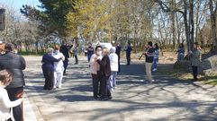 Alg�ns maiores sa�ron da residencia cando pasou a banda e pux�ronse a bailar