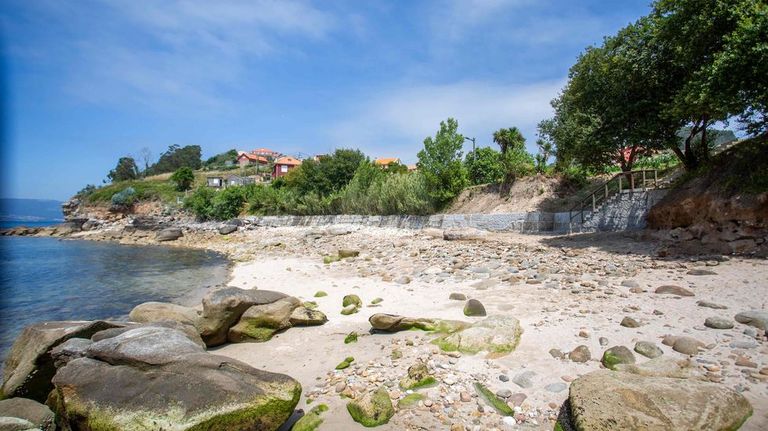 Playa de A Ribeira Pequena, en Ard�n, la nueva y �nica playa canina de Mar�n