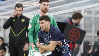 Zalaya y �lvaro Mar�n tras el mordisco del defensa del Racing.