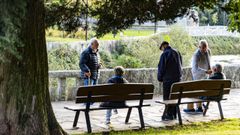 En A Laracha y Carballo, en la foto, los pensionistas no superan el cuarto de poblaci�n total