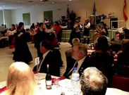 La entrega de la medalla de oro incluy� baile, m�sica y comida, con las banderas de EE.?UU., Espa�a y Galicia como fondo.