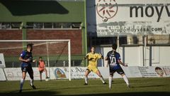 Ram�n intenta adelantarse a David �lvarez para recoger un bal�n a�reo