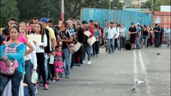 Los venezolanos hicieron cola para pasar a Colombia tras el anuncio de Maduro