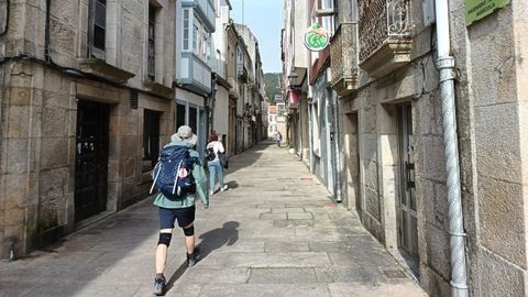 Vista de la r�a Rosal�a de Castro, una de las de mayor tradici�n comercial de Padr�n, en la que ahora proliferan los alojamientos tur�sticos