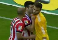 Susaeta agarrando a Sergio.