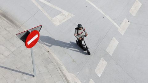 Imagen de un patinete elctrico circulando por la ciudad hace unos das