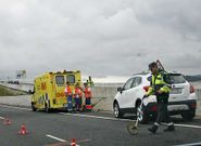 Un agente realiza una medici�n en el lugar del atropello. 