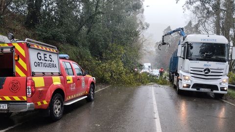 Intervencin del GES de Ortigueira en la carretera AC-862 en Mera, en una imagen de archivo