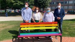 La alcaldesa de Gij�n, Ana Gonz�lez, junto con otros concejales de su Equipo de Gobierno, durante la visita a los bancos arco�ris en el parque de La Serena
