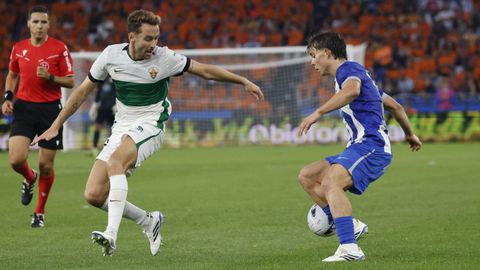 Amatucci regateando a Marc Aguado durante el duelo entre el Deportivo y el Elche