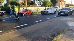 Accidente con dos turismos y una moto implicados en la AC-214 en Cambre