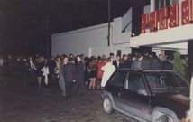 Colas en la inauguraci�n de la discoteca Pach� en As Xubias el 4 de diciembre de 1987.
