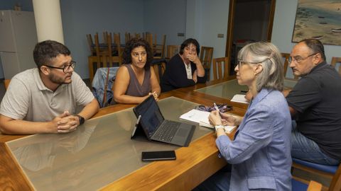 Reuni�n de la directora xeral de Desenvolvemento Pesqueiro con la Agrupaci�n de Mariscadoras do R�o Anll�ns