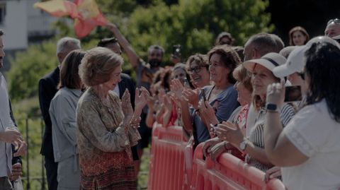 La reina em�rita Sof�a salud� a los vecinos congregados en la plaza de Oulego.