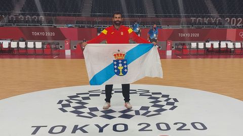 Roberto Corrales posa con la bandera de Galicia tras lograr el bronce con la selecci�n de balonmano