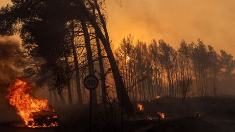 Imagen del incendio forestal cerca de Atenas