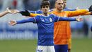 Jorge Mier celebra junto a la aficin del Oviedo el triunfo ante el Cdiz