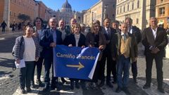 Alcaldes gallegos de la Mancomunidad de Municipios del Camino Francs, acompaados por representantes de la Asociacin Calle Mayor de Europa, invitaron formalmente al papa Len XIV a peregrinar por el Camino de Santiago con motivo del prximo Ao Santo, en el 2027.
