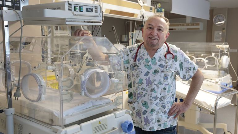 Manuel Silveira, este mi�rcoles en el �rea de prematuros del hospital mari�ano, en Burela
