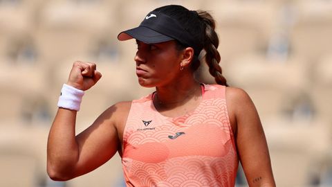 Jéssica Bouzas Maneiro, celebrando uno de sus puntos frente a Emma Navarro en la pista Suzanne-Lenglen de Roland Garros