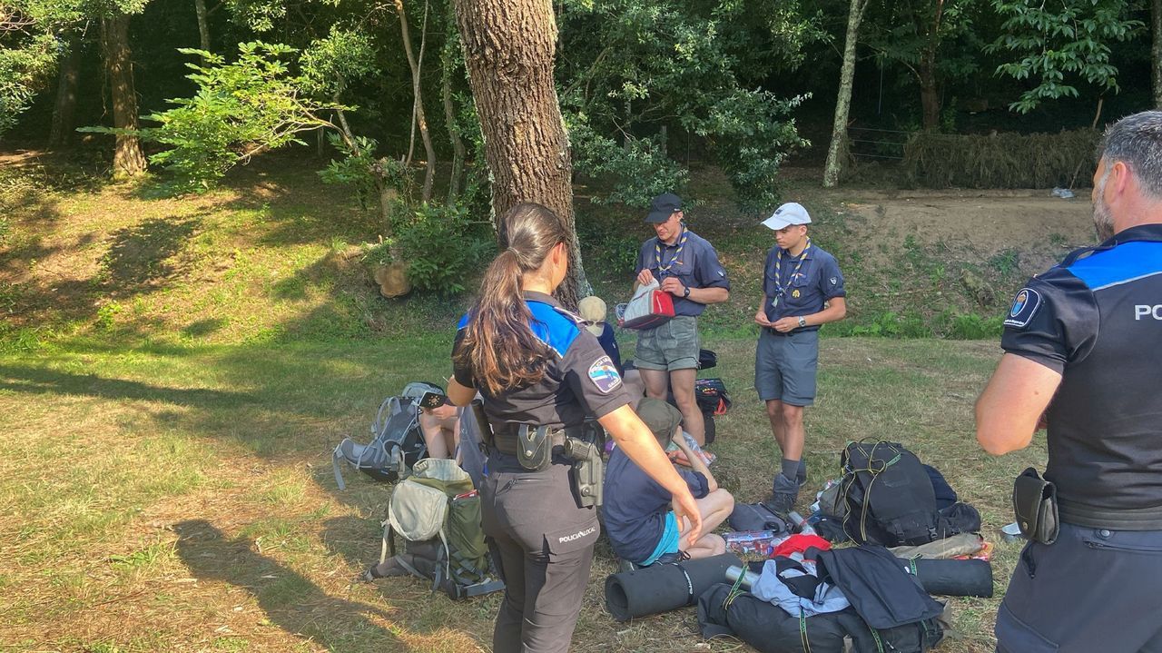 Un grupo de jóvenes scouts alemanes recala en Mugardos: «Sin móviles y a la aventura»