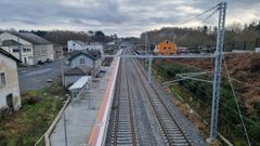 Imagen de la catenaria en la estaci�n de Laxosa (O Corgo), una de las afectadas por la rotura