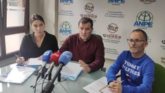 Gumersindo Rodríguez, presidente de ANPE en Asturias, en el centro de la fotografía