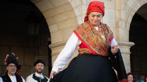 Desfile de traje tradicional gallego en el Domingo das Mozas