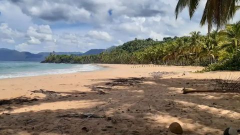 En la pen�nsula de Saman� hay muchas playas v�rgenes que el ovetense Santi anima a descubrir con las excursiones que organiza