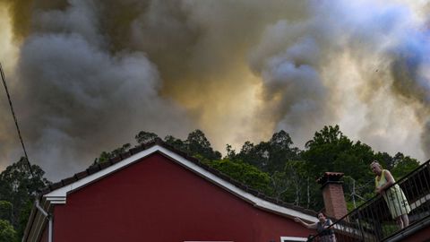 Vista del incendio forestal en la localidad asturiana de Pe�aflor (Grado)