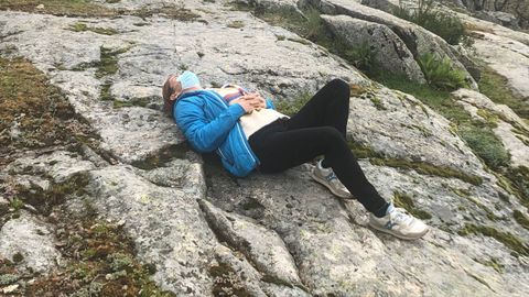 Mnica Garca descansando, este lunes, durante una caminata por la Sierra madrilea