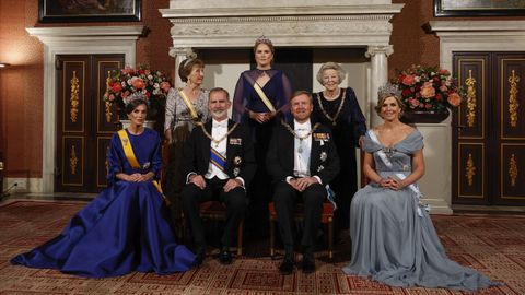 Los reyes de España junto a los de Países Bajos, la reina emérita y la princesa heredera
