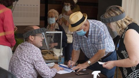 El 28 de junio, elecciones municipales en Francia. Las mascarillas y los geles no faltaron en los colegios, como en este de Bruges. La participación fue bajísima, de un 40%. Ese mismo día, un 64,5 % de los polacos eligieron a su presidente en primera vuelta