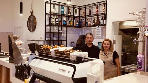 Luis y Mari inauguraron hace dos semanas en el centro comercial As Cancelas Recuncho Café (abierto de lunes a sábados de 8.30 a 22 horas y los domingos en el horario de tiendas). El matrimonio lleva más de 30 años como autónomos en la hostelería y estuvo al frente de La Biela (en la planta superior), que dejó en manos de sus antiguos empleados. La pareja tiene en mente, además, abrir en un futuro un albergue para peregrinos con cafetería en Arzúa.