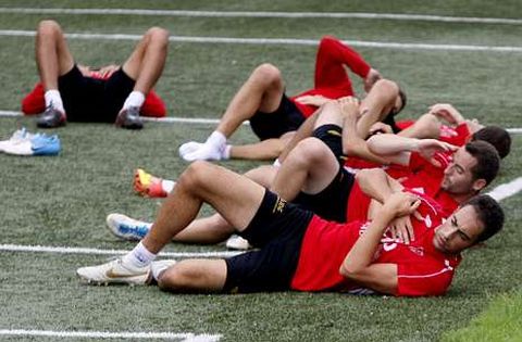 Pav�n, Rub�n Dur�n y sus compa�eros hacen abdominales despu�s de un entrenamiento.