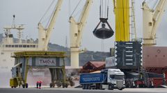 Descarga de ma�z en el puerto exterior.