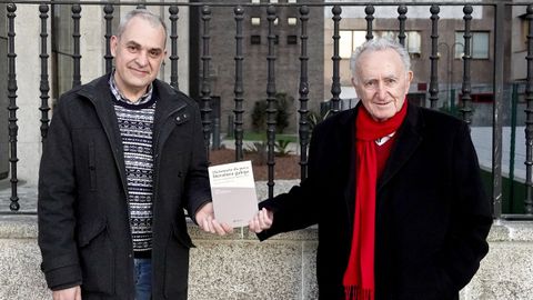 O cr&iacute;tico Ram&oacute;n Nicol&aacute;s e o ensa&iacute;sta Xes&uacute;s Alonso Montero, posando en xaneiro do 2022 co &laquo;Dicionario da nova literatura galega. 86 voces responden un inqu&eacute;rito&raquo;. Foi ao f&iacute;o daquel rescate cando Nicol&aacute;s lle propuxo recuperar tam&eacute;n a escolma de poes&iacute;a cr&iacute;tica. &laquo;Foron todo facilidades por parte do autor&raquo;, lembra. O binomio volveu funcionar.