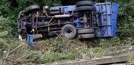El accidente se produjo sobre las dos de la tarde en la carretera que enlaza la capital de Cerceda con Ordes.