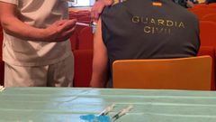 Vacunaci�n de miembros de la Guardia Civil en el Hospital Montecelo, de Pontevedra