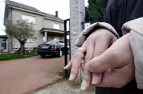 <span lang= es-es >Recuerdos imborrables</span>. Arriba, Adelina, a la puerta de su casa, muestra la sortija que recuper� despu�s del robo. Abajo, Secundino, con sus perros y la estaca con la que fue agredido por unos encapuchados.