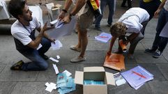 El independentismo saca las papeletas ilegales a la calle
