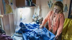 Mari Bello, costurera, preparando uno de los h�bitos en Corme