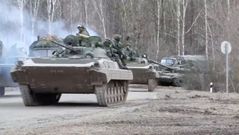 Tropas rusas entrando este jueves en la regi�n de Kiev.